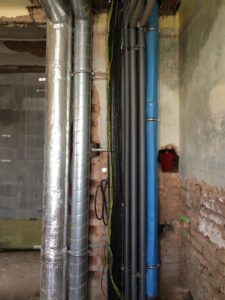 Elektroinstalace bytového domu v ulici Radyňská v Plzni