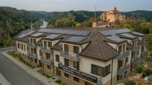 Profesionálně nainstalovaný hromosvod na střeše budovy realizovaný specialisty ze společnosti STRONG tech s.r.o. v souladu s bezpečnostními normami.